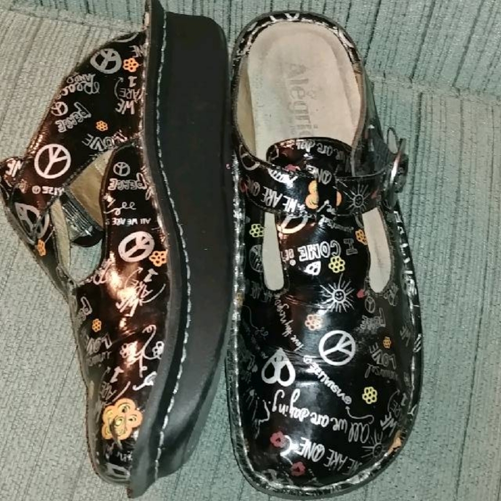 Alegria Women's Black Graphic Shoes